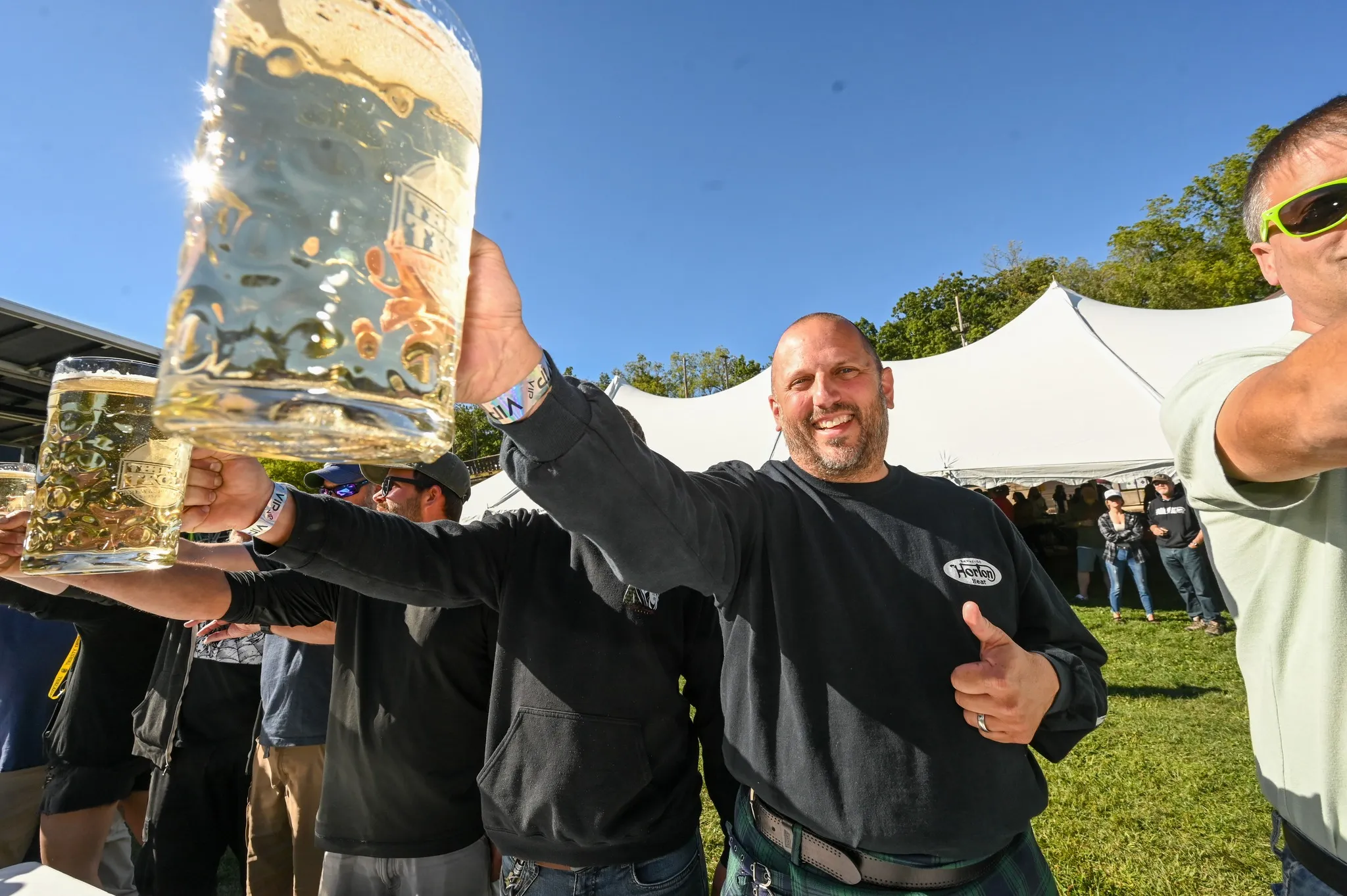 Steinholding competitor giving the camera a thumbs up while competing
